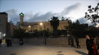 Zionist army imposes curfew on Palestinians in central al-Khalil