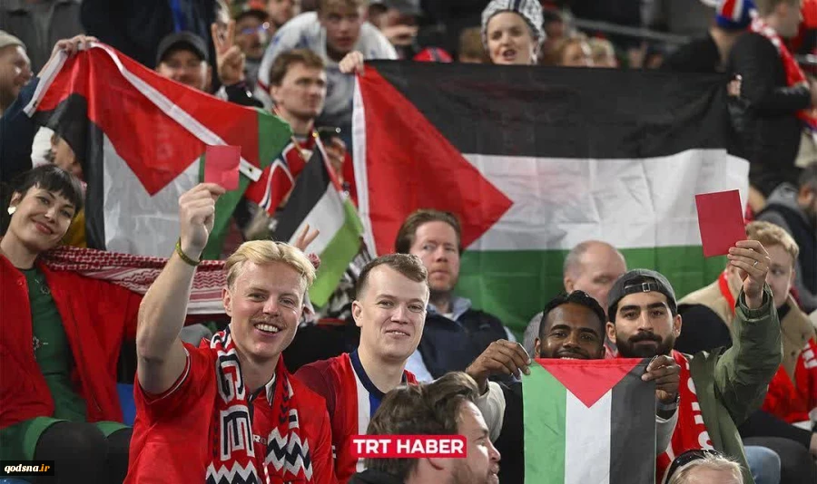 تصاویری از همبستگی با فلسطین در جریان بازی تیم ملی فوتبال نروژ با رژیم صهیونیستی در چارچوب بازی‌های مقدماتی جام جهانی ۲۰۲۶
 2