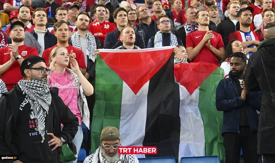 تصاویری از همبستگی با فلسطین در جریان بازی تیم ملی فوتبال نروژ با رژیم صهیونیستی در چارچوب بازی‌های مقدماتی جام جهانی ۲۰۲۶
 2