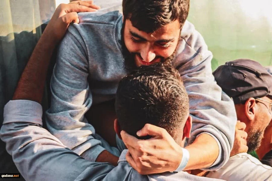 لحظه رسیدن اسرای آزاد شده فلسطینی به غزه 5