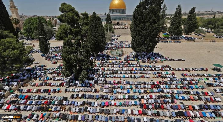 Tens of thousands of Palestinians performed Friday prayer at the Aqsa Mosque, defying the severe Zionist regime’s restrictions on worshipers’ access into the Mosque.