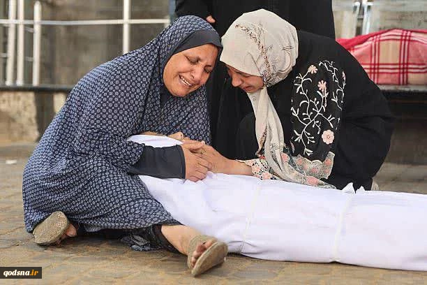 تصاویری از وداع دردناک و جانسوز فلسطینیان با شهدای خود در غزه که در نتیجه نقض آتش‌بس و حملات اشغالگران صهیونیست به شهادت رسیدند. 3