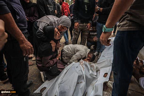 تصاویری از وداع دردناک و جانسوز فلسطینیان با شهدای خود در غزه که در نتیجه نقض آتش‌بس و حملات اشغالگران صهیونیست به شهادت رسیدند. 2