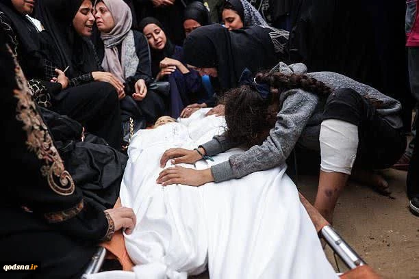 تصاویری از وداع دردناک و جانسوز فلسطینیان با شهدای خود در غزه که در نتیجه نقض آتش‌بس و حملات اشغالگران صهیونیست به شهادت رسیدند. 5
