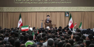 رهبر انقلاب اسلامی در دیدار هزاران نفر از دانش‌آموزان و دانشجویان مطرح کردند

اختلاف جمهوری اسلامی و آمریکا، ذاتی است و نه تاکتیکی/  همکاری با ایران با همکاری و کمک آمریکا به رژیم صهیونی ملعون سازگار نیست