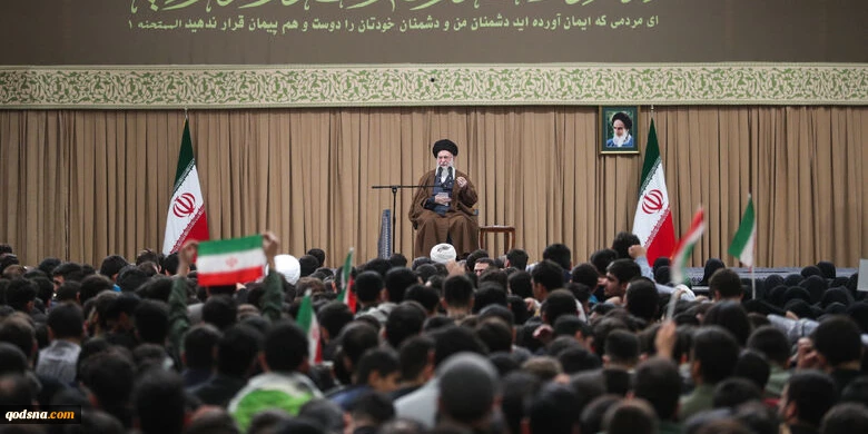 قائد الثورة الإسلامية في إيران السيد علي #الخامنئي خلال لقائه حشداً من طلاب المدارس والجامعات: 

لن يُطلب من الأمريكيين التعاون مع #إيران قريبًا إلا إذا أوقفت الولايات المتحدة دعمها للكيان الصهيوني الملعون تمامًا وجمعت قواعدها العسكرية من المنطقة 2