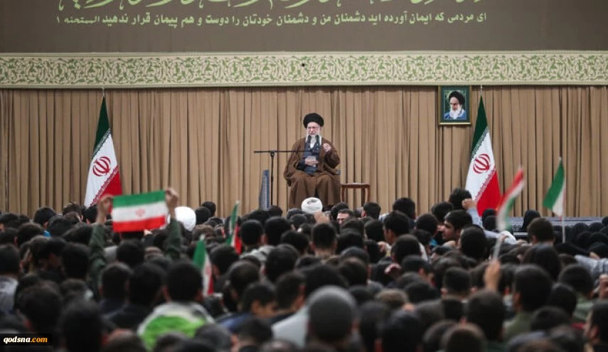 قائد الثورة الإسلامية يستقبل آلاف الطلاب والجامعيين وعدداً من عوائل شهداء الحرب المفروضة الأخيرة التي استمرت 12 يوماً 2