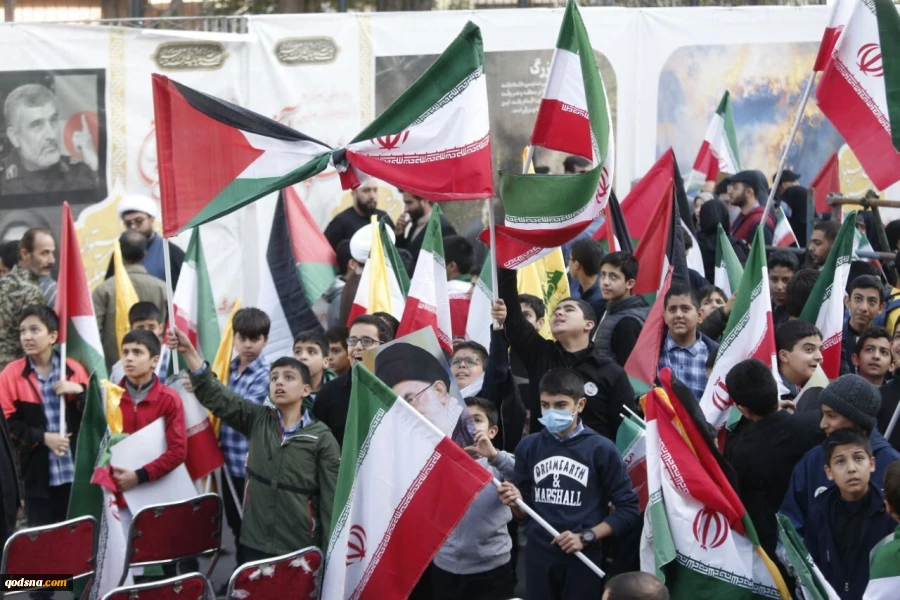 استعراض صواريخ وأجهزة الطرد المركزي في شوارع طهران

انطلاق مسيرات اليوم الوطني لمقارعة الاستكبار العالمي 2