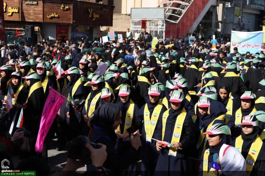 مسيرات شعبية بمناسبة اليوم الوطني لمقارعة الاستكبار العالمي في طهران 9