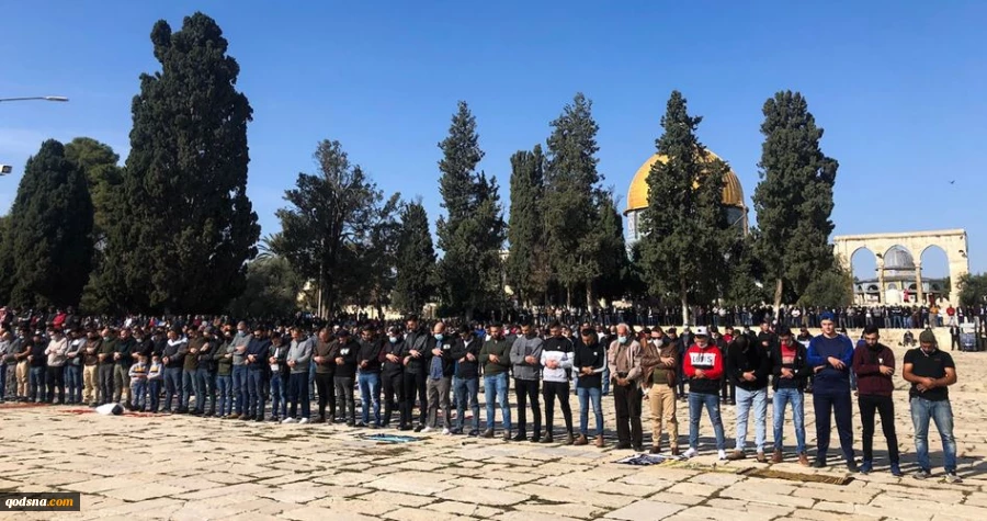 70,000 worshipers perform Friday prayer at the Aqsa Mosque
