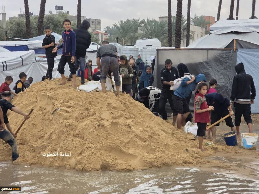 غرق شدن چادرهای آوارگان در پی بارش باران در دیرالبلح در مرکز نوار غزه 2