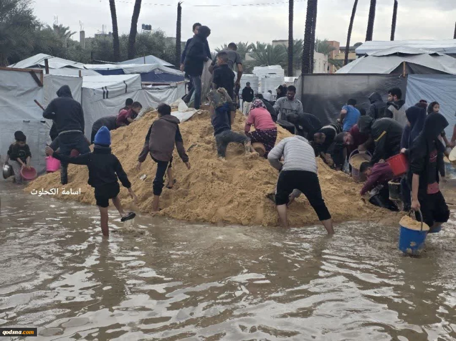 غرق شدن چادرهای آوارگان در پی بارش باران در دیرالبلح در مرکز نوار غزه 2
