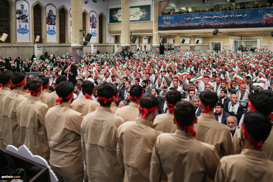 با حضور فرمانده کل سپاه پاسداران و هزاران تن از بسیجیان برگزار شد

مراسم روز بسیج در حسینیه امام خمینی(ره) 2