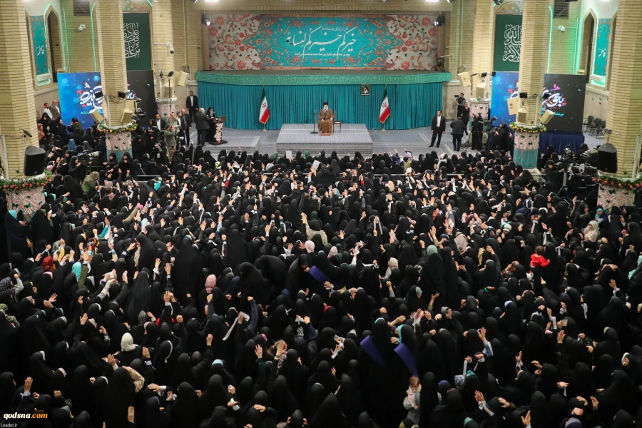 رهبر انقلاب در دیدار هزاران نفر از زنان و دختران:

زن، کارگزار خانه نیست، مدیر است/ جمهوری اسلامی باعث ارتقاء و پیشروی زنان در همه عرصه‌های مهم شد
 2