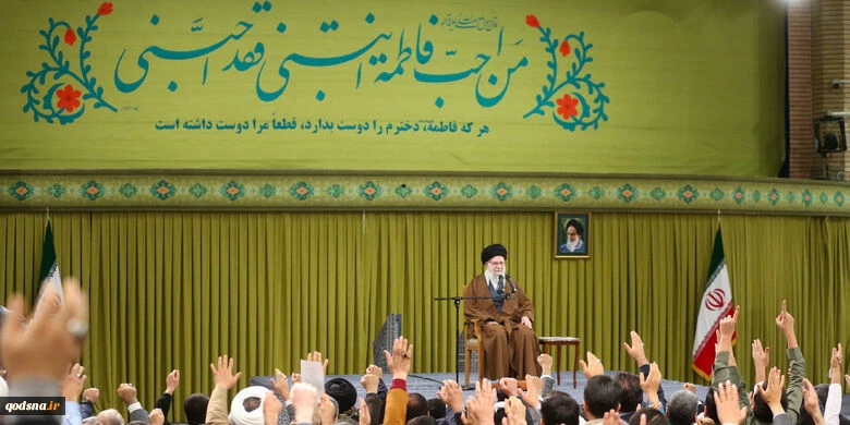 حضرت آیت‌الله خامنه‌ای «مقاومت ملی» را «تاب‌آوری و ایستادگی در مقابل انواع فشارهای سلطه‌گران» تعریف کردند و گفتند: گاهی فشار، نظامی است -مانند آنچه ملت در دفاع مقدس دید و در ماه‌های گذشته نوجوانان و جوانان هم مشاهده کردند و گاهی هم فشار اقتصادی یا رسانه‌ا