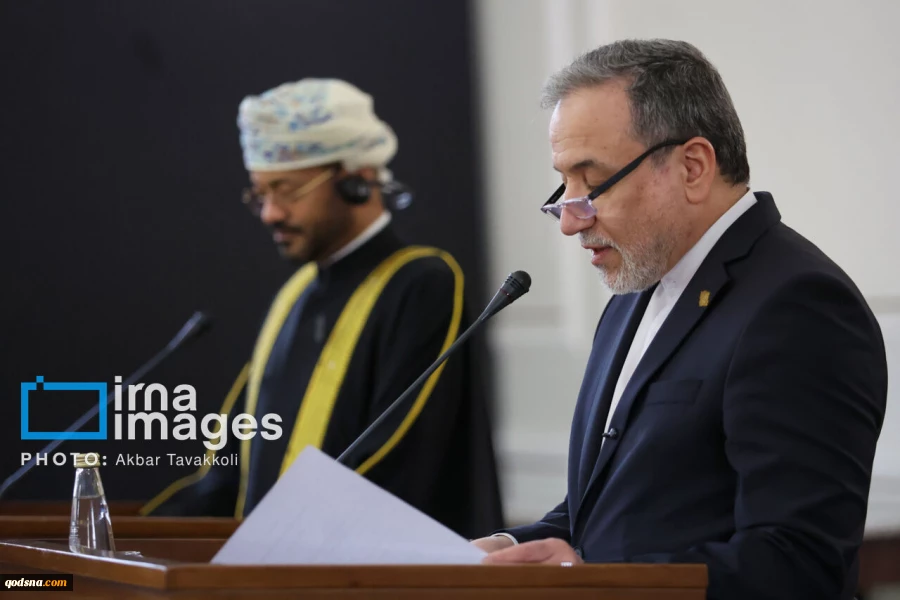 خلال مؤتمر صحفي مع نظير العماني؛

عراقجي : إيران وعمان تلتزمان بالحفاظ على استقرار المنطقة 2