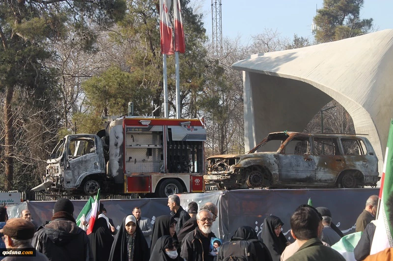 گزارش مردمی قدسنا؛

 حضور دشمن شکن مردم تهران در میدان انقلاب/ راهپیمایان در گفتگو با قدسنا: دشمنان از پایداری ملت ایران خسته شده‌اند 3