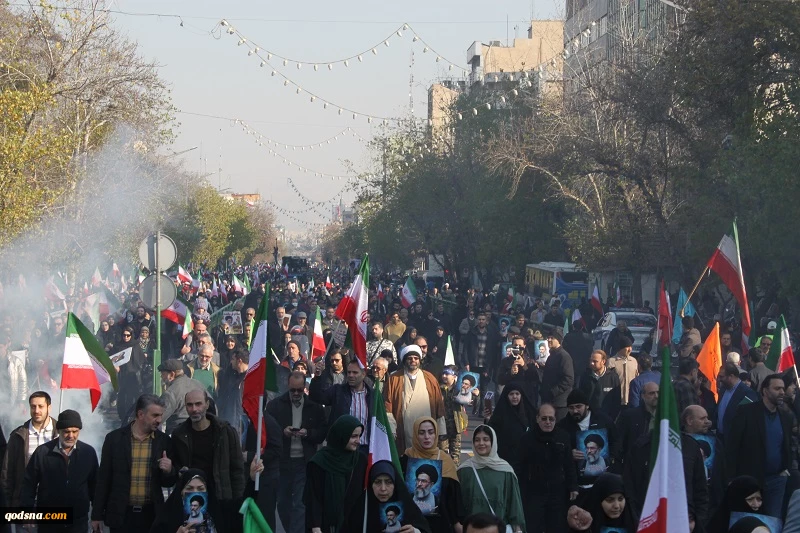 گزارش مردمی قدسنا؛

 حضور دشمن شکن مردم تهران در میدان انقلاب/ راهپیمایان در گفتگو با قدسنا: دشمنان از پایداری ملت ایران خسته شده‌اند 8