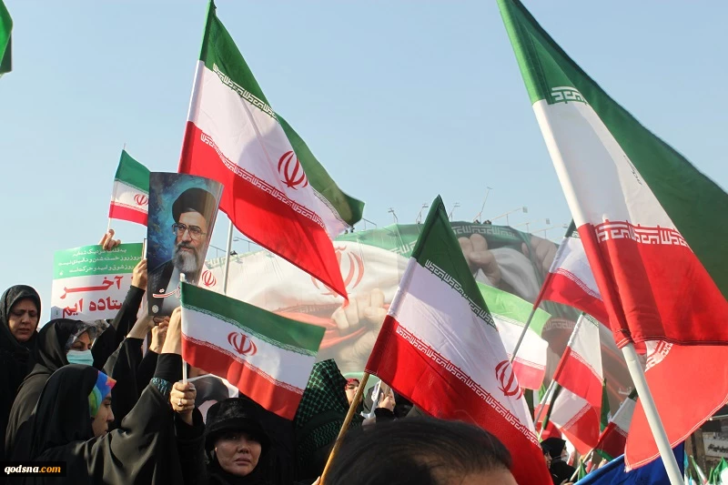 گزارش مردمی قدسنا؛

 حضور دشمن شکن مردم تهران در میدان انقلاب/ راهپیمایان در گفتگو با قدسنا: دشمنان از پایداری ملت ایران خسته شده‌اند 16