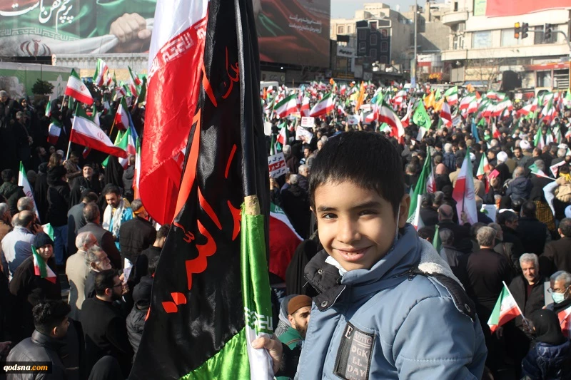 گزارش خبری قدسنا؛

حضور دشمن شکن مردم تهران در میدان انقلاب/ راهپیمایان در گفتگو با قدسنا: دشمنان از پایداری ملت ایران خسته شده‌اند 2