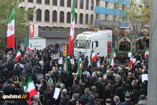 گزارش خبری قدسنا؛

حضور گسترده مردم تهران در مراسم تشییع شهدای مردمی و مدافع امنیت/ شرکت کنندگان در گفتگو با قدسنا: اگر شهدا نبودند، امنیت امروز را نداشتیم+ تصاویر