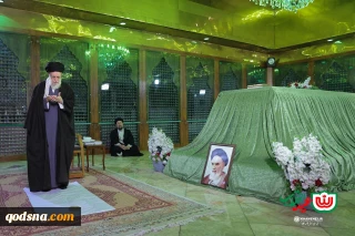 قائد الثورة يجدد العهد والبيعة لمبادئ مفجر الثورة الإسلامية