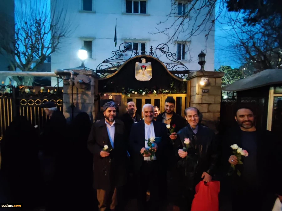 بمناسبت سالگرد  افتتاح سفارت دولت  فلسطین  در جمهوری  اسلامی ایران همزمان با اولین  روزهای پیروزی    انقلاب  اسلامی دیروز  گروهی از مردم تهران  پس  از خاتمه همایش بزرگ  چهل و هشتمین  بهار  آزادی  جبهه جهانی مقاومت   جهان  در  انتظار فرج  به سمت سفارت    ف