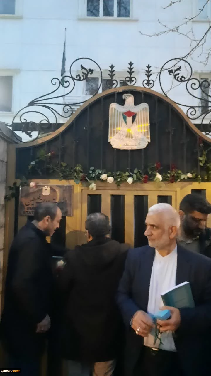 بمناسبت سالگرد  افتتاح سفارت دولت  فلسطین  در جمهوری  اسلامی ایران همزمان با اولین  روزهای پیروزی    انقلاب  اسلامی دیروز  گروهی از مردم تهران  پس  از خاتمه همایش بزرگ  چهل و هشتمین  بهار  آزادی  جبهه جهانی مقاومت   جهان  در  انتظار فرج  به سمت سفارت    ف