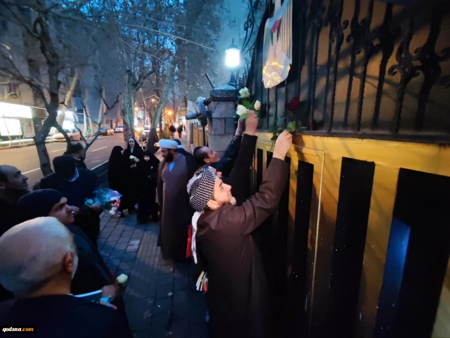 بمناسبت سالگرد  افتتاح سفارت دولت  فلسطین  در جمهوری  اسلامی ایران همزمان با اولین  روزهای پیروزی    انقلاب  اسلامی دیروز  گروهی از مردم تهران  پس  از خاتمه همایش بزرگ  چهل و هشتمین  بهار  آزادی  جبهه جهانی مقاومت   جهان  در  انتظار فرج  به سمت سفارت    ف