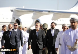 لاريجاني يصل مسقط.. ووزير المكتب السلطاني العُماني يستقبله في المطار