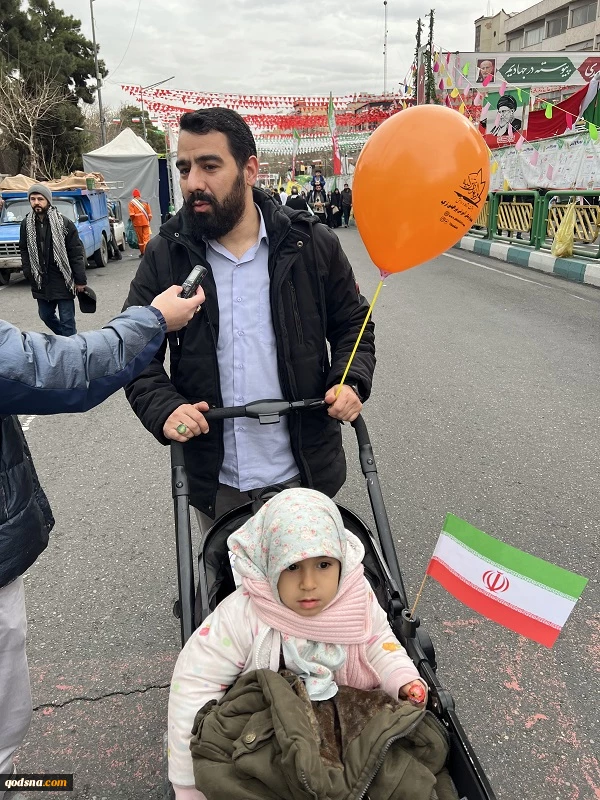 گزارش اختصاصی خبرگزاری قدس؛

حضور گسترده خانوادگی در چهل و هشتمین جشن انقلاب/ مردم در گفتگو با قدسنا: به دشمنان اجازه تعرض نمی‌دهیم/ جان ما فدای رهبر است 3