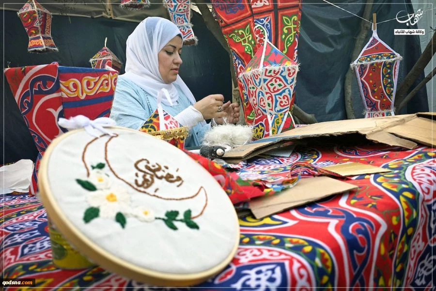 نازحة غزية تصنع فوانيس رمضان من كراتين المساعدات 3