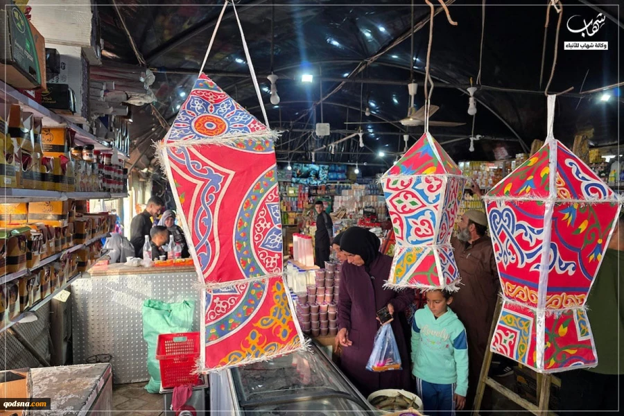 نازحة غزية تصنع فوانيس رمضان من كراتين المساعدات 5