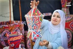 نازحة غزية تصنع فوانيس رمضان من كراتين المساعدات 6