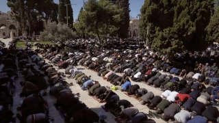 80,000 Palestinians perform first Friday prayer of Ramadan at Aqsa amid Zionists' restrictions
