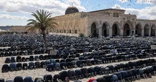 100,000 Palestinians perform second Friday prayer of Ramadan at Aqsa Mosque