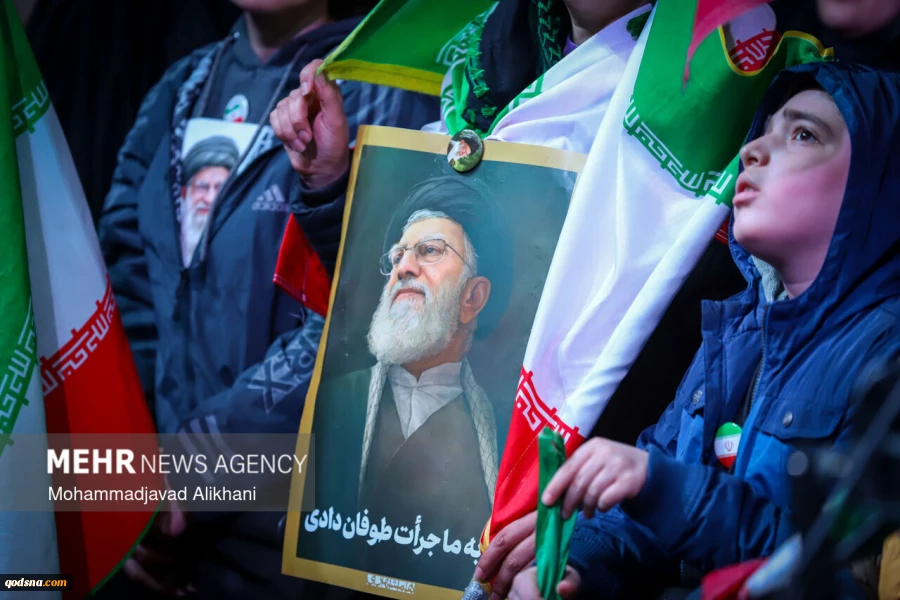 .التجمعات الليلية في ساحة الثورة بطهران لدعم القوات المسلحة في مواجهة العدو الصهيوالامريكي 10