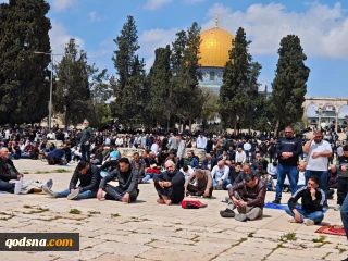 100,000 Palestinians perform first Friday prayer at Aqsa after 40 days of closure
