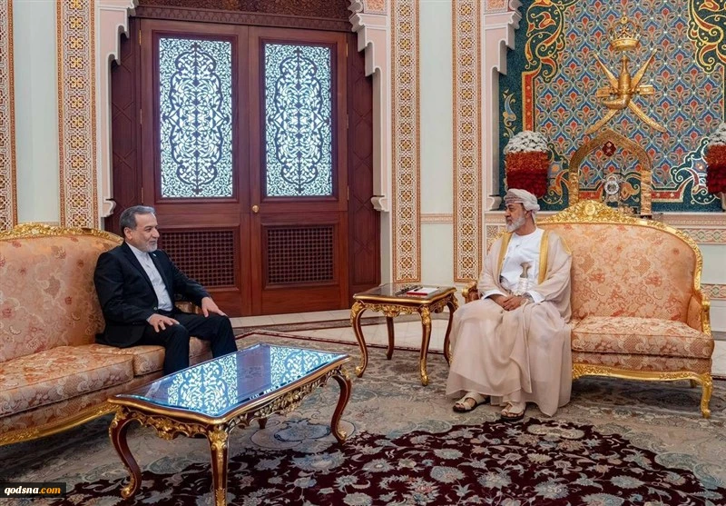 وزير الخارجية الايراني يلتقي سلطان عمان  2