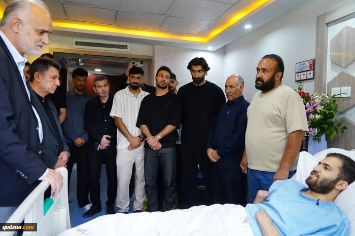 عیادت ملی‌پوشان فوتبال از جانباز جنگ رمضان
 2