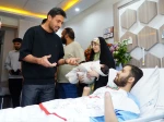 عیادت ملی‌پوشان فوتبال از جانباز سرافراز جنگ رمضان حسین محمدی 6