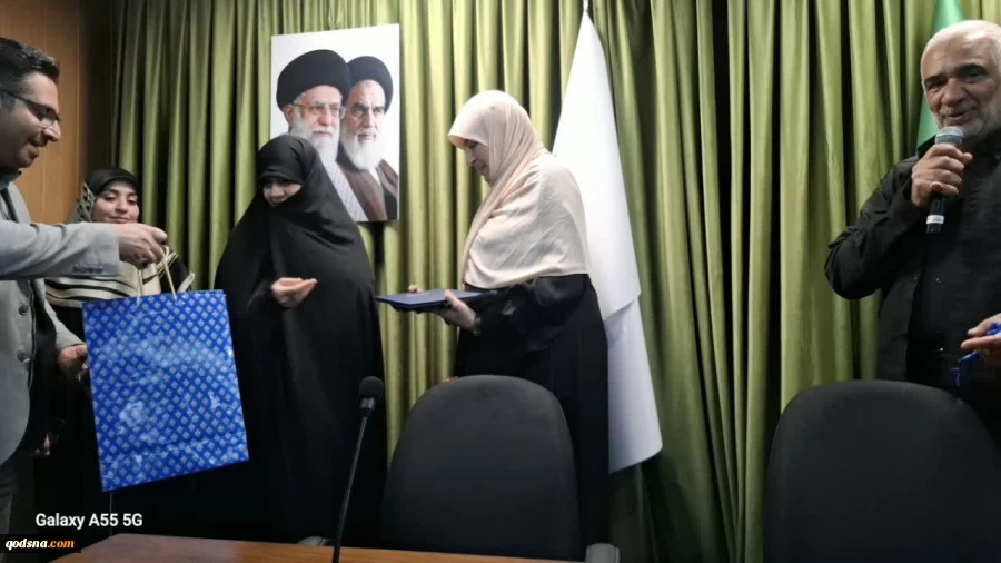 شعرخوانی شاعر تونسی در جمع حامیان فلسطین و مقاومت در تهران