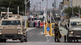 Young Palestinian man killed in stabbing attack near al-Quds checkpoint