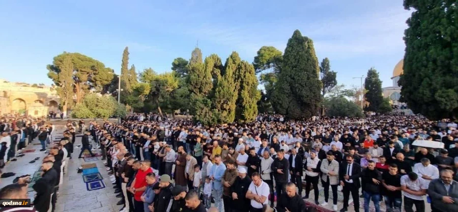 The Islamic Awqaf Administration in Occupied Al-Quds said that 140,000 worshippers observed the Eid prayer and Khutba at the Aqsa Mosque this morning.

Worshipers and visitors chanted “Takbeerat al-Eid” (Allahu Akbar) from inside the Mosque’s buildings 