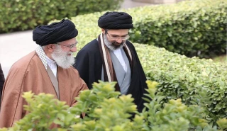 لمناسبة عيد الغدير الأغر..

موقع قائد الثورة الاسلامية ينشر صورة خاصة للسيد الشهيد ونجله