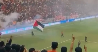 فراخوان جهانی برای زنده نگه داشتن آرمان فلسطین؛ از میزبانی جام جهانی تا حمایت از نسل کشی در غزه

 فعالان فلسطینی: نگذارید هیاهوی فوتبال، فاجعه انسانی غزه را از نگاه جهان پنهان کند