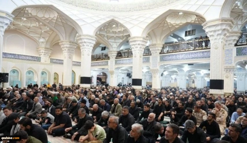 افتتاح أبواب مصلى الإمام الخميني(رض).. والمعزون يؤدون صلاة الفجر  2