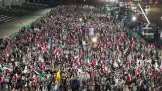 Huge crowd rally in Sanaa to thank Iran for breaking Yemen airport siege