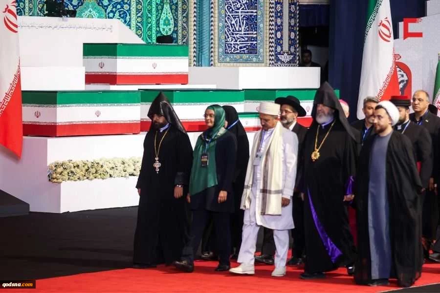 مراسم وداع الشهيد الإمام الخامنئي في مصلى طهران  15
