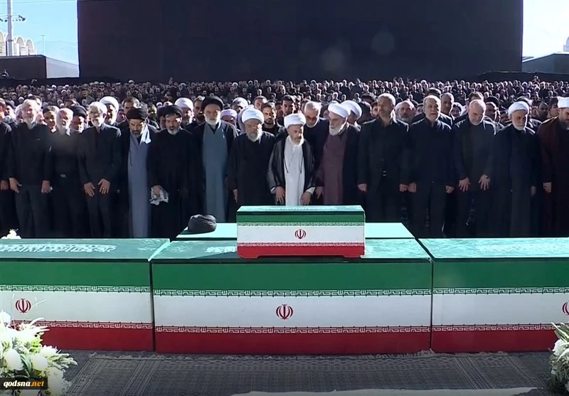 اقامه نماز بر پیکر مطهر مجاهد شهید امام خامنه‌ای و خانواده ایشان 2